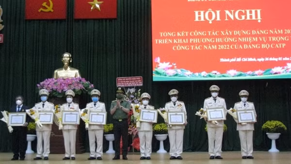 Công an TP Hồ Chí Minh thực hiện tốt "nhiệm vụ kép" ảnh 4