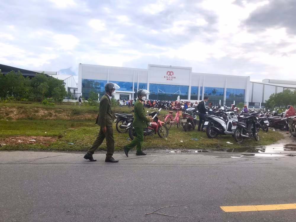 Hơn 250 công nhân tụ tập trước công ty, chờ trả lời về tiền thưởng -0