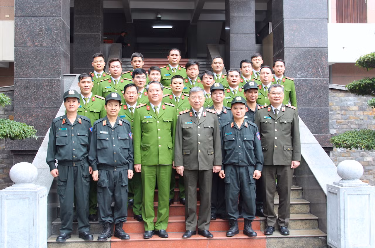 Bộ trưởng Tô Lâm thăm, động viên CBCS Trung đoàn Không quân CAND -0