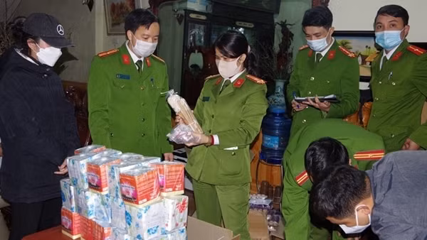 4 đối tượng rủ nhau "ôm" gần 5 tạ pháo nổ đợi Tết bán kiếm lời ảnh 3