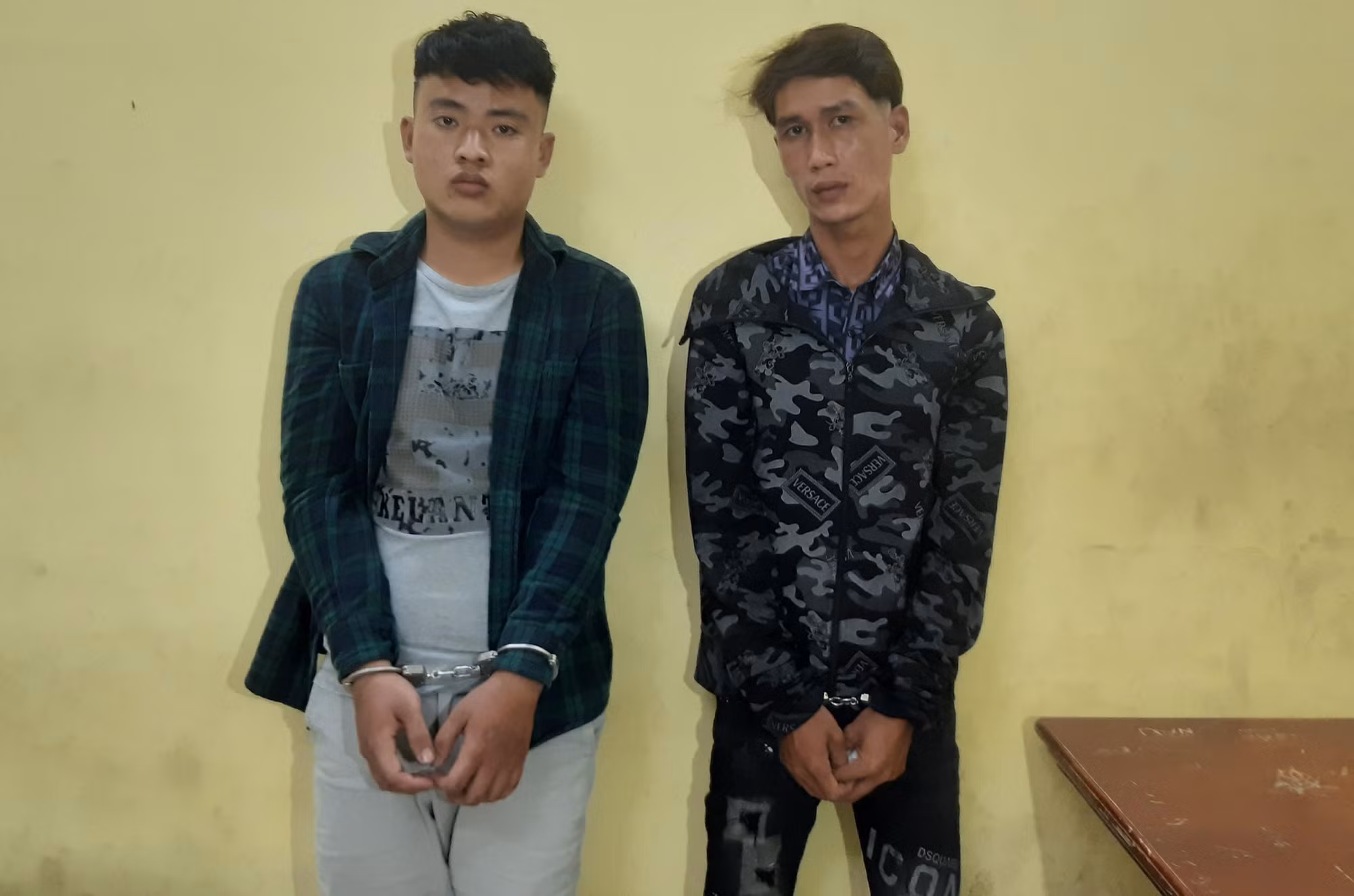 Đôi nam nữ ngồi tâm sự bị khống chế, cướp tài sản trong đêm -0