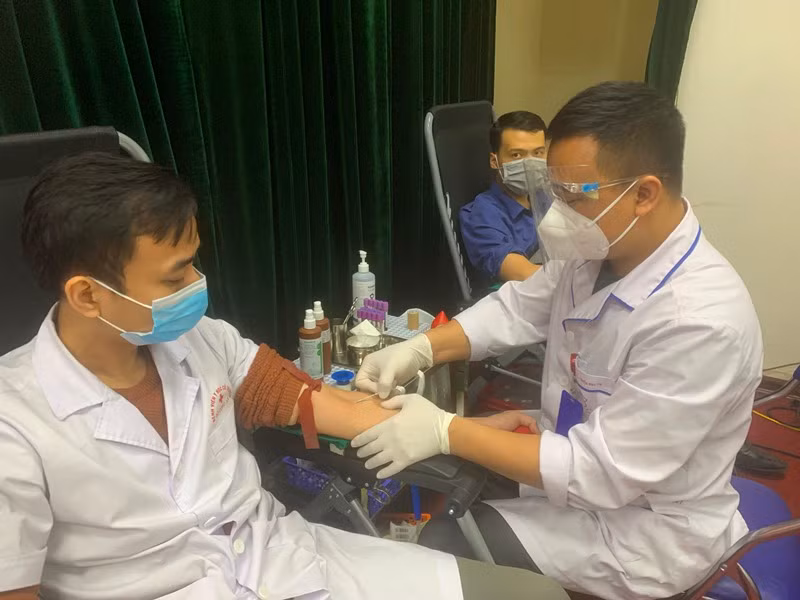 Hơn 100 y bác sĩ Bệnh viện Y học cổ truyền Bộ Công an hăng hái hiến máu tình nguyện -0