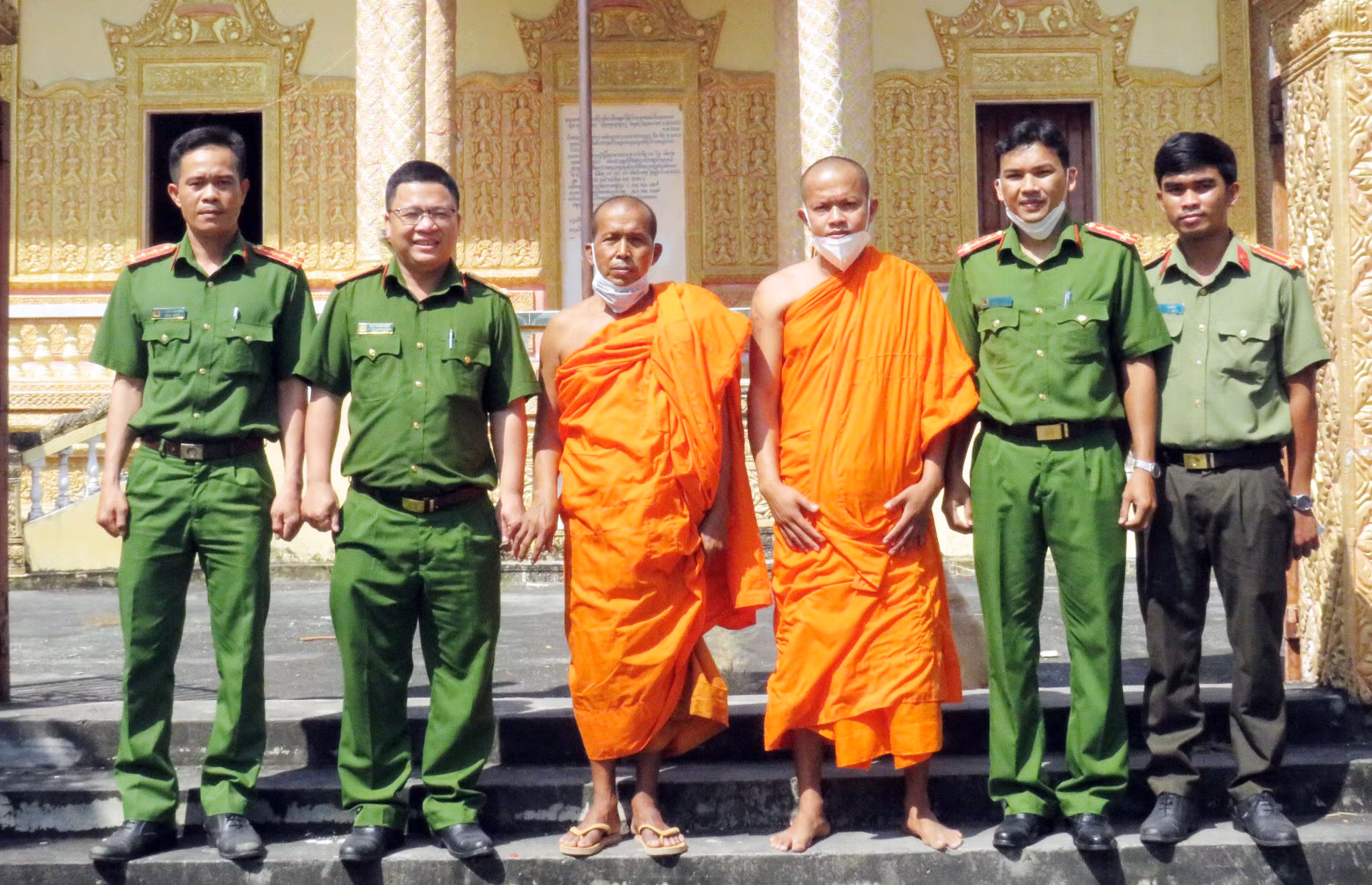Tiểu đoàn CSCĐ tặng quà Tết người có uy tín trong đồng bào dân tộc Khmer -1
