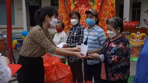Tặng vé xe cho sinh viên khó khăn về quê đón Tết ảnh 7