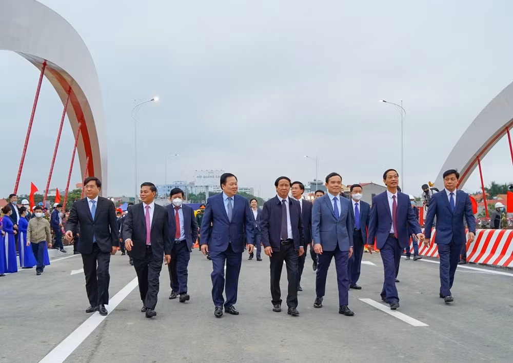 Thủ tướng cắt băng khánh thành cầu Tình Yêu và đường bao biển Quảng Ninh -0