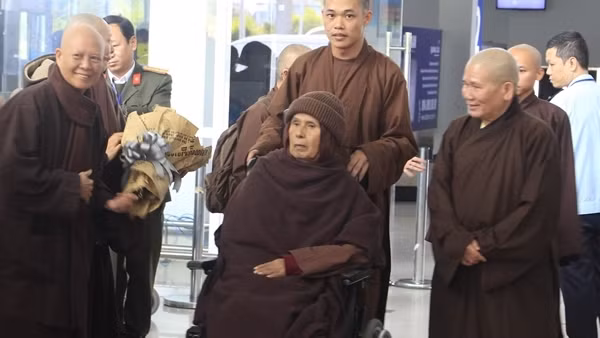 Hàng ngàn tăng ni, phật tử và người dân thương xót tiễn đưa Thiền sư Thích Nhất Hạnh ảnh 9