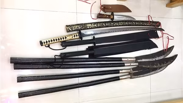 Thu nhiều hung khí khi khám xét khẩn cấp nơi ở của nhóm cho vay lãi nặng
