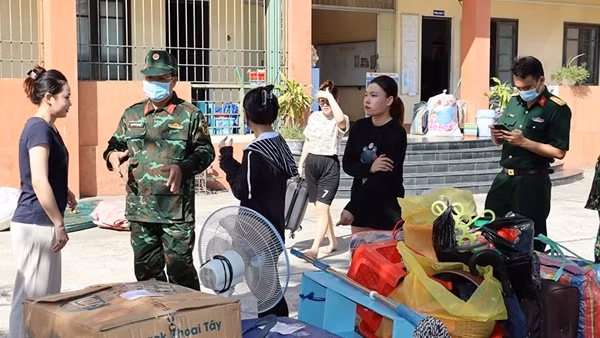 Gia đình người Việt nhận con nuôi là sinh viên Lào và Campuchia ảnh 2