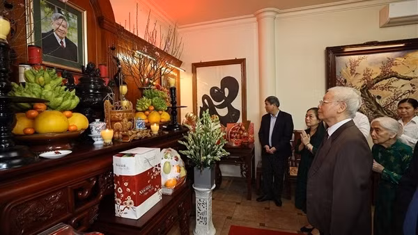 Tổng Bí thư dâng hương tưởng niệm Chủ tịch Hồ Chí Minh tại Nhà 67 ảnh 7