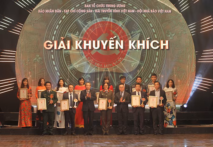 Vinh danh các tác giả, tác phẩm đoạt giải Búa liềm vàng lần thứ VI-năm 2021 -1