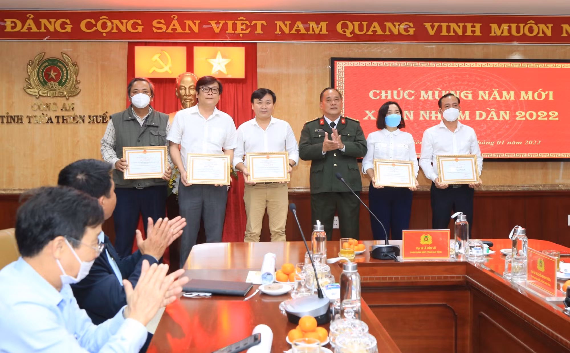 Công an tỉnh Thừa Thiên-Huế tặng giấy khen cho nhiều tập thể, phóng viên có thành tích trong công tác tuyên truyền -0