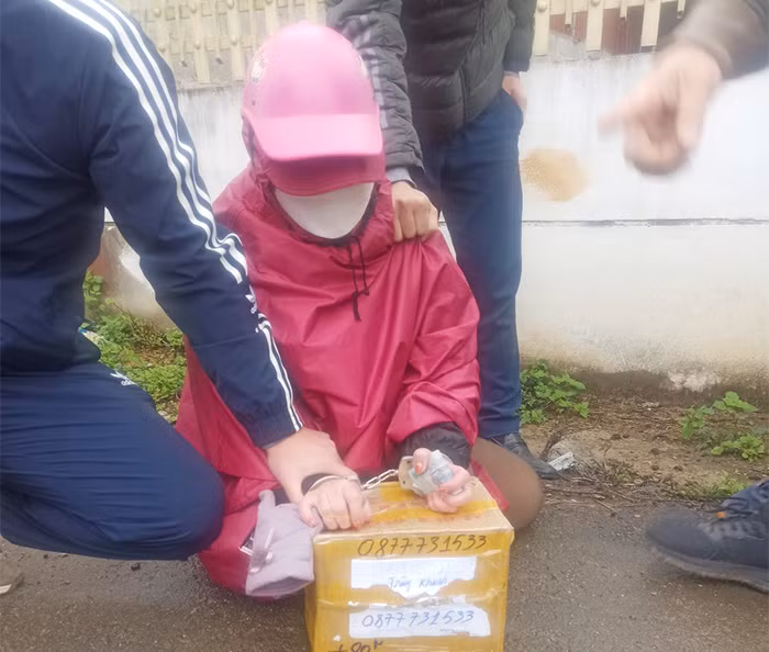 Bắt nữ giáo viên tiểu học mua bán trái phép 6 bánh heroin -1