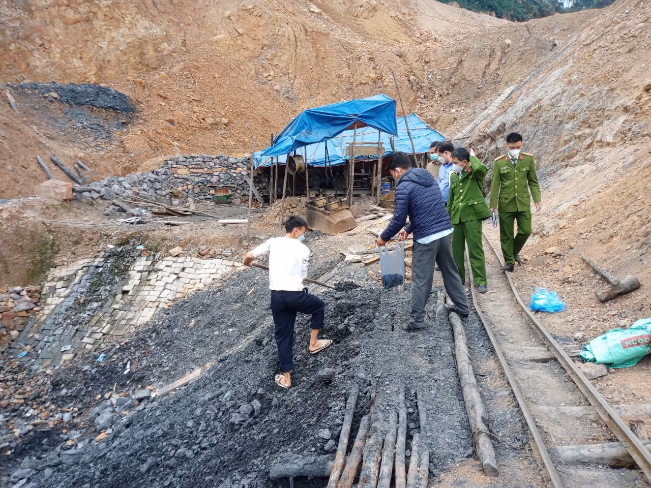 Bắt quả tang ổ nhóm 