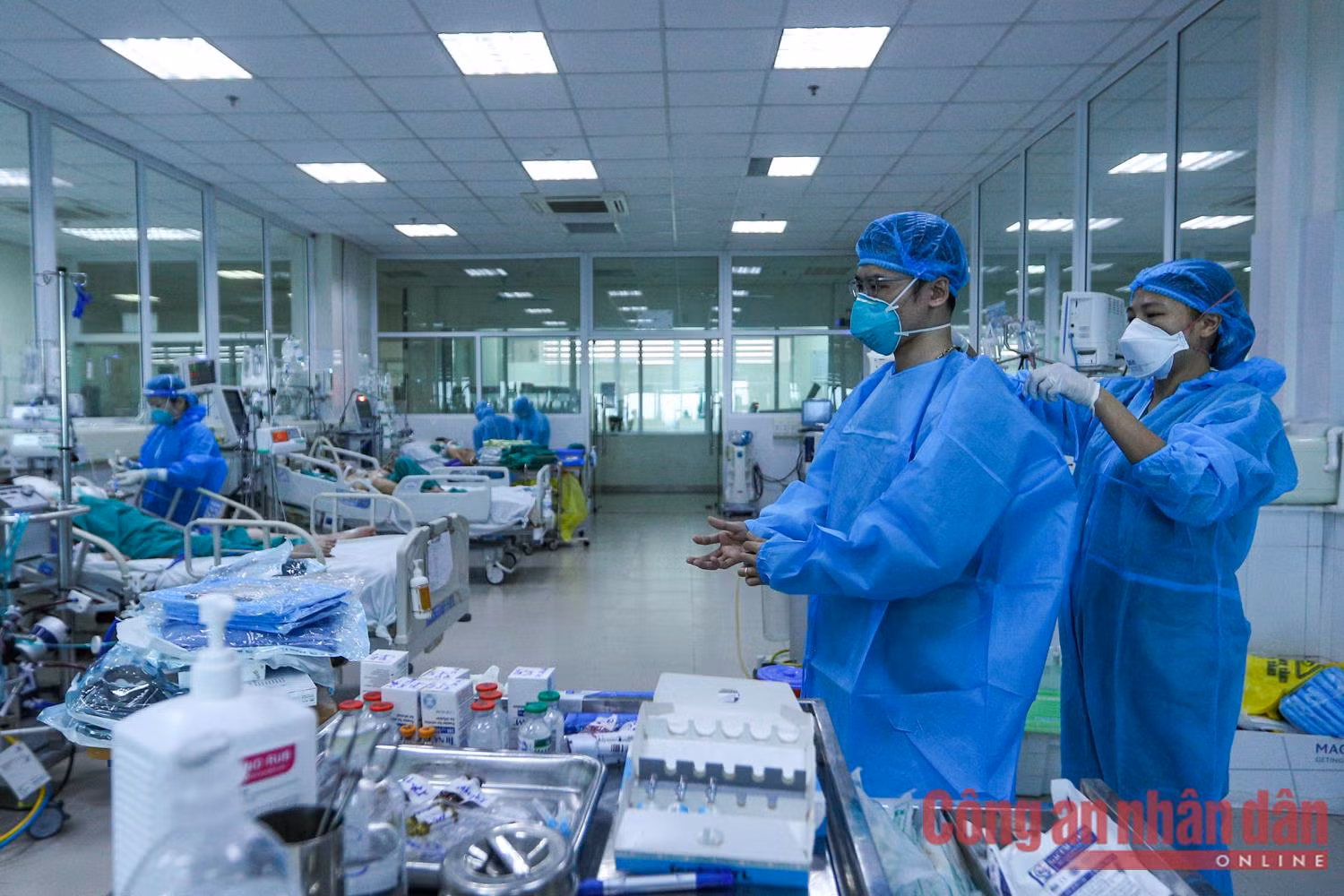 Bên trong nơi giành giật sự sống cho các bệnh nhân COVID-19 -1
