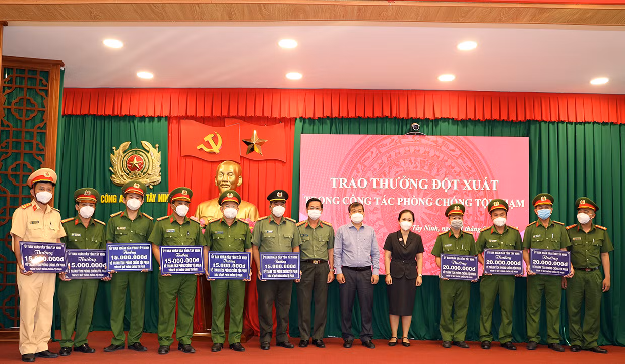 Khen thưởng 9 tập thể phá chuyên án vận chuyển ma túy xuyên quốc gia -0