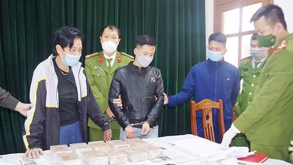 20 bánh heroin giấu trong bao tải đựng ngô theo xe khách về Thái Nguyên bán kiếm lời