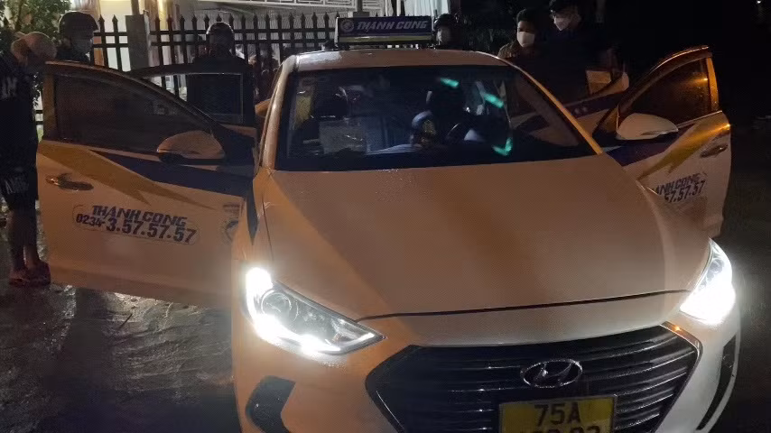 Chặn xe taxi, bắt hành khách tàng trữ ma túy -0