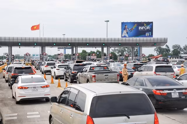 Chống ùn tắc ở trạm BOT dịp Tết -0