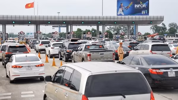 Lái xe biển xanh định "bùng" qua chốt thu phí ảnh 3