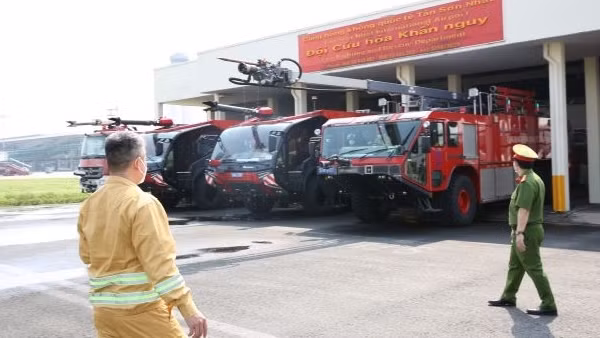 Ngày cuối kỳ nghỉ Tết, hơn 100 nghìn khách dồn về Tân Sơn Nhất ảnh 3