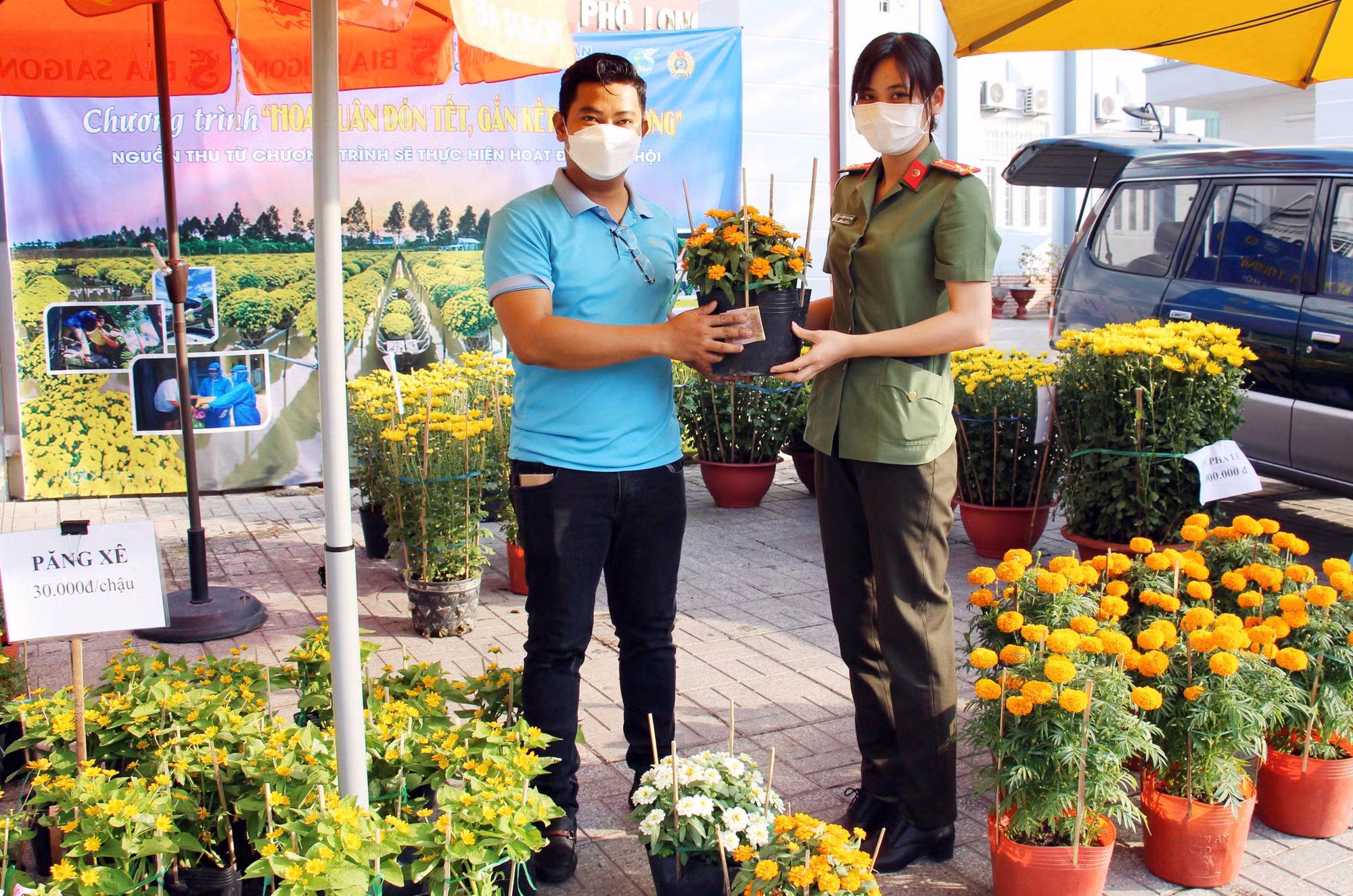 Lan tỏa tinh thần “tương thần tương ái” từ mô hình bán hoa, góp quỹ tặng quà Tết người nghèo -0