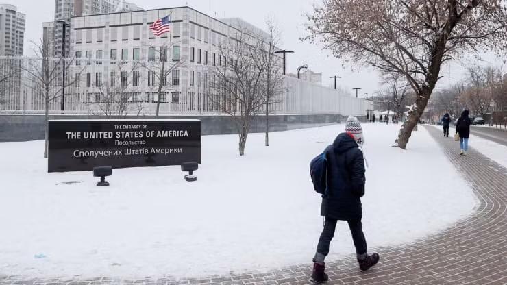 107005215-16430263532022-01-24t081705z_1729693914_rc2i5s9s25ux_rtrmadp_0_ukraine-crisis-usa-embassy.jpeg -0