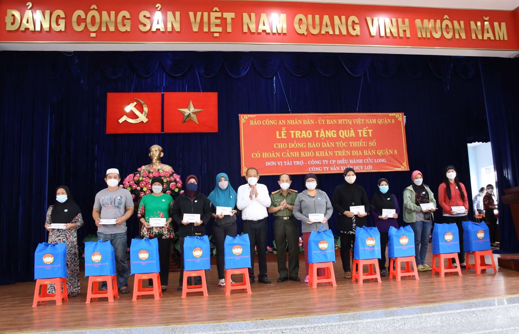 Tết “sum vầy” đến với đồng bào nghèo, đồng bào dân tộc quận 8 -1