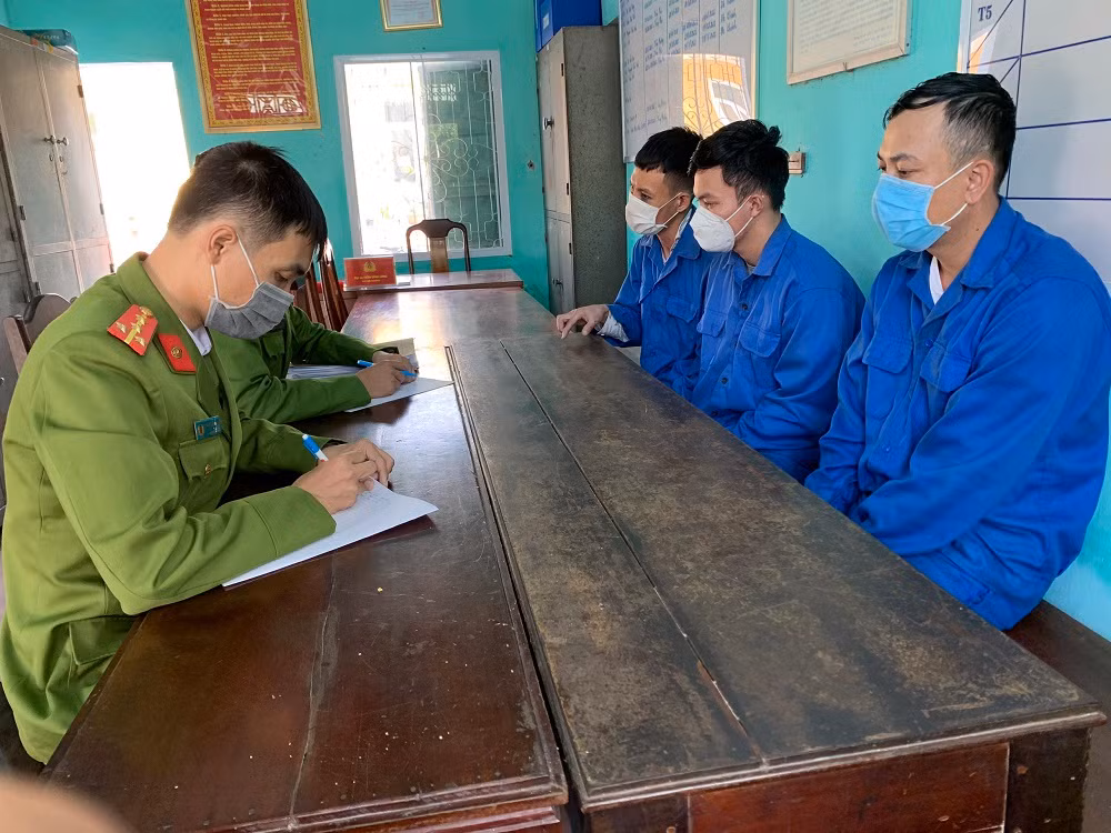 Khống chế, bắt giữ người để đòi nợ -0