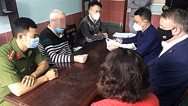 Bàn giao 2 đối tượng truy nã cho Công an Trung Quốc ảnh 4
