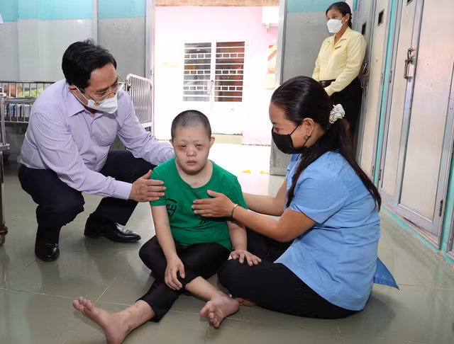 Thủ tướng Phạm Minh Chính: Chăm sóc các cháu tàn tật mồ côi tốt nhất có thể với tấm lòng của người mẹ, người cha -0