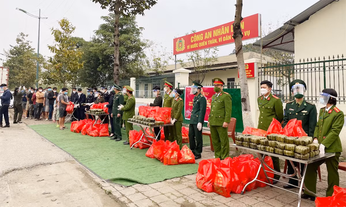 Hơn 300 lái xe đường dài mắc kẹt được tặng quà Tết -2
