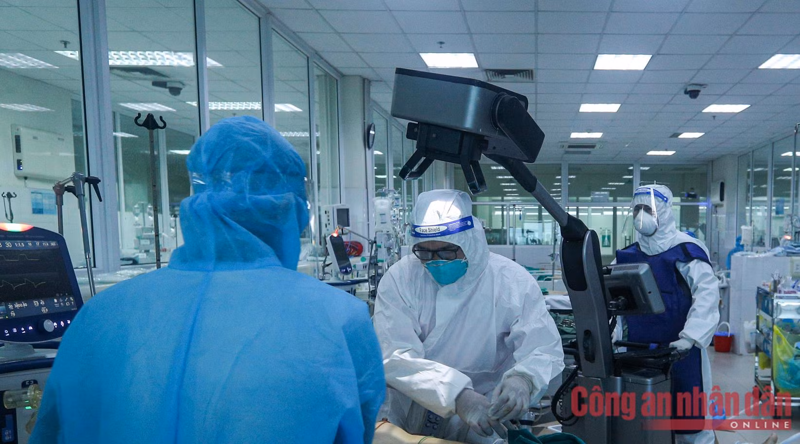 Bên trong nơi giành giật sự sống cho các bệnh nhân COVID-19 -0