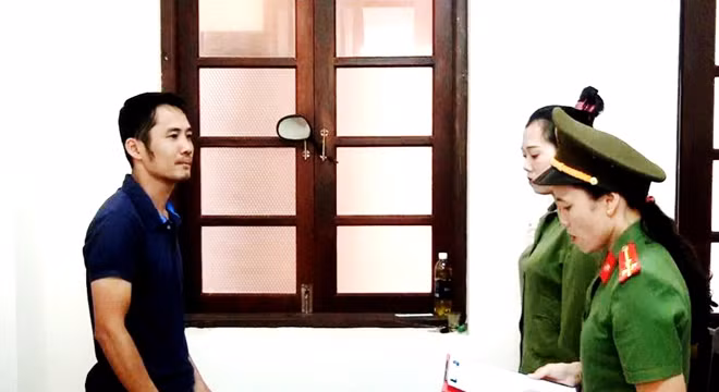 Cơ quan ANĐT Công an tỉnh Phú Yên công bố lệnh bắt tạm giam bị can Nguyễn Bảo Tiên. Ảnh : Công an Phú Yên