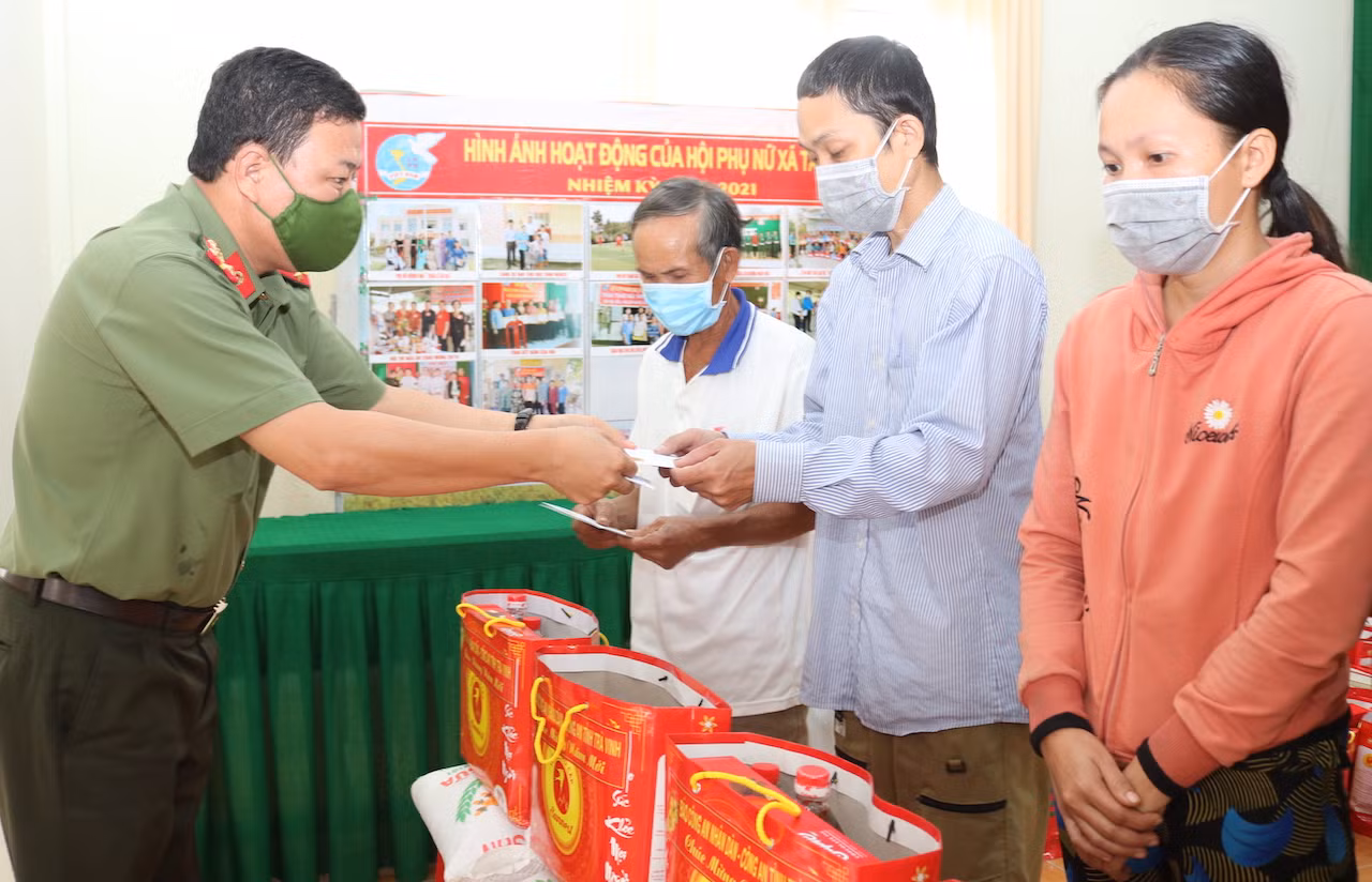 Góp chút quà Xuân với người dân Trà Vinh -0