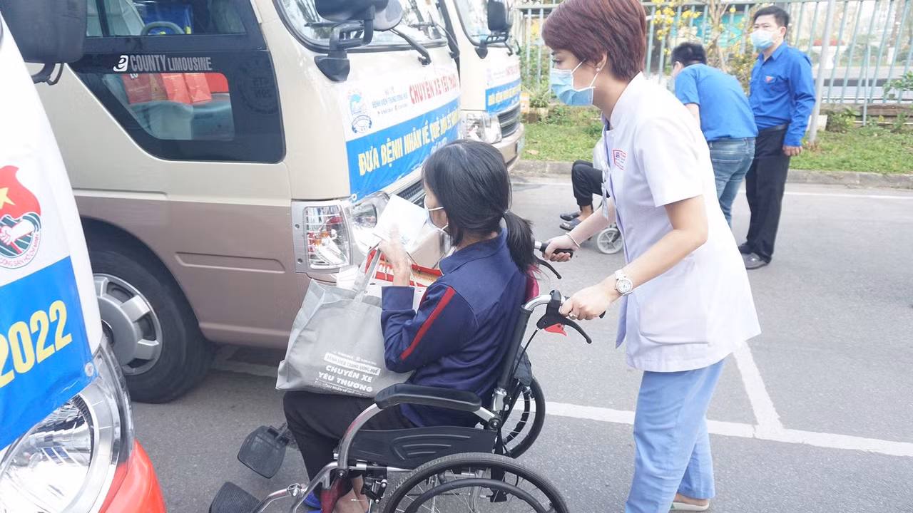 Những chuyến xe yêu thương chở bệnh nhân nghèo về quê đón Tết -0