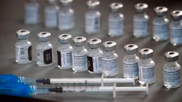 Pfizer thử nghiệm lâm sàng vaccine riêng chống Omicron