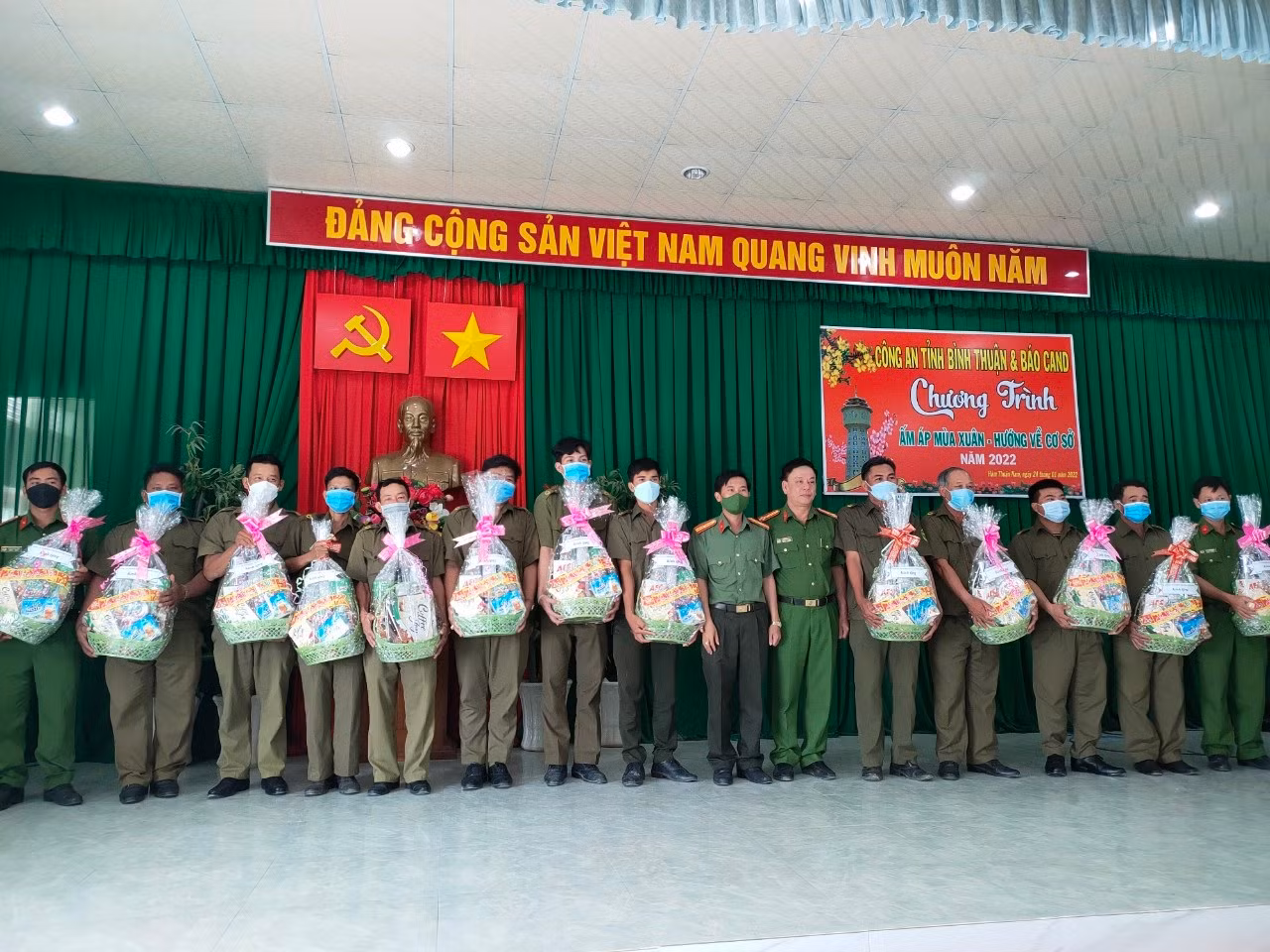 Ấm áp nghĩa tình với cán bộ chiến sĩ công an viên khi tết đến xuân về -0