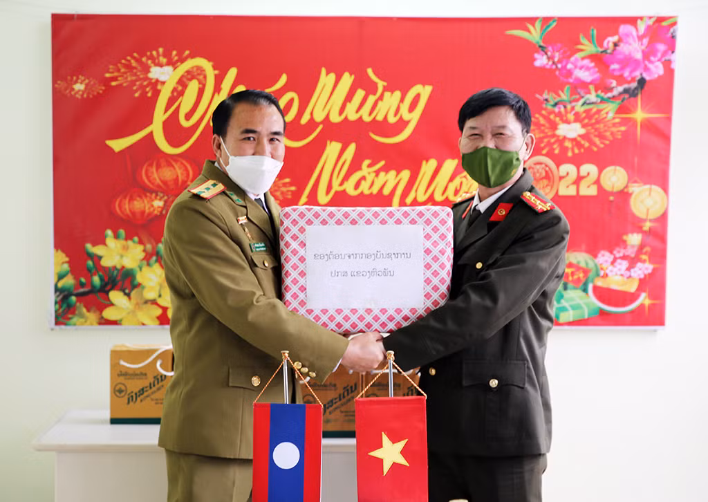 Công an tỉnh Hủa Phăn&nbsp;chúc Tết Công an tỉnh Nghệ An -0