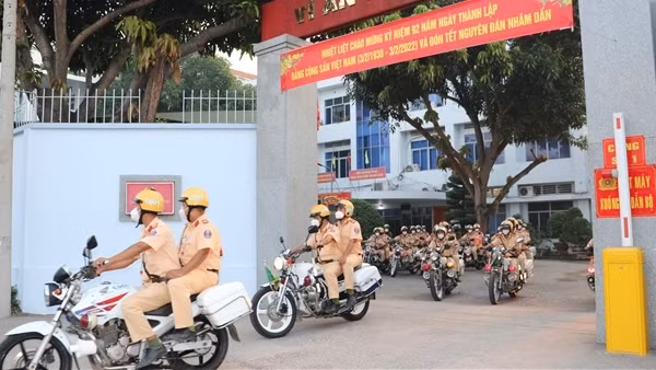 Lực lượng CSGT Thanh Hoá ra quân tuyên truyền, xử lý vi phạm trật tự ATGT ảnh 4