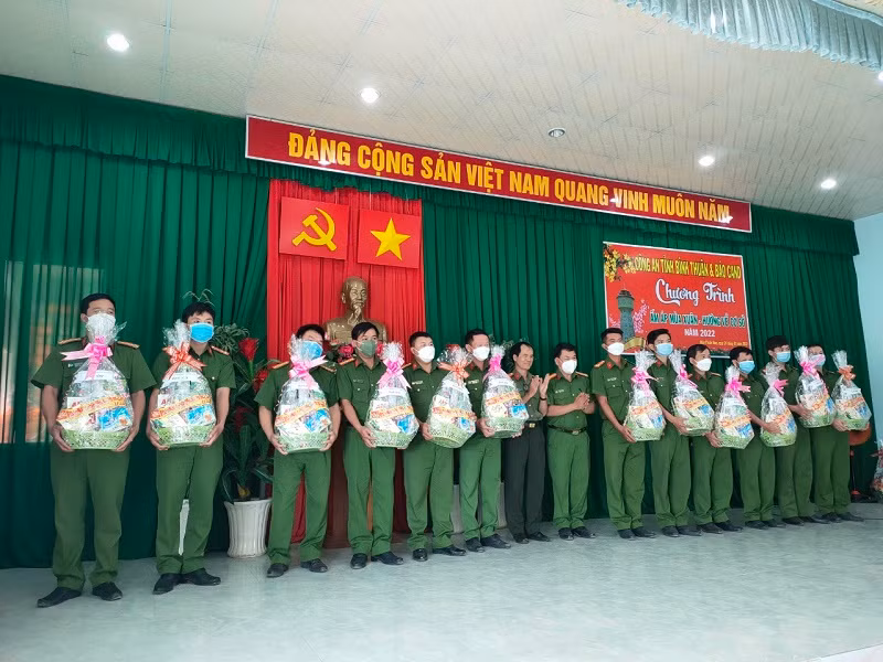 Ấm áp nghĩa tình với cán bộ chiến sĩ công an viên khi tết đến xuân về -0