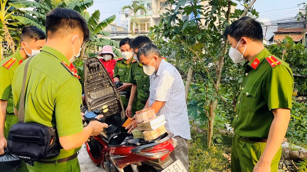Khởi tố 6 đối tượng trong đường dây mua bán vàng lậu ở An Giang -0