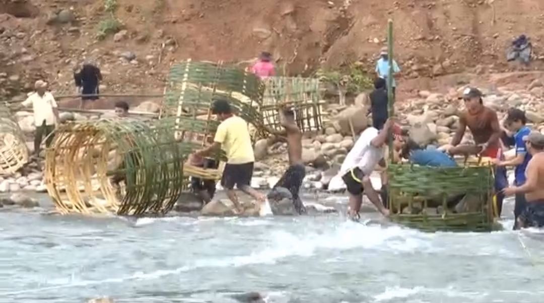 Người A Đăng bắc cầu tạm để qua sông -0