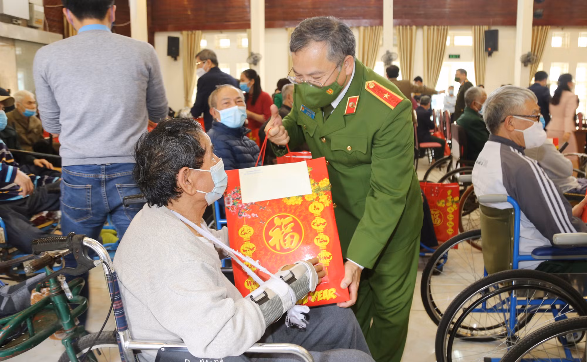 Lãnh đạo Bộ Công an thăm, tặng quà tại Trung tâm điều dưỡng thương binh Thuận Thành -0