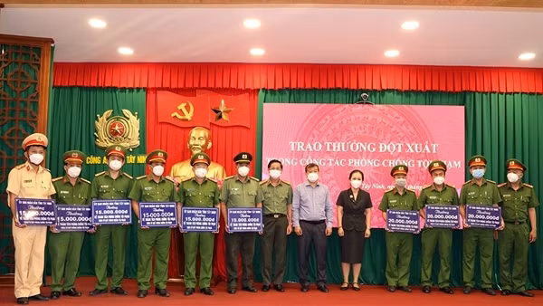 Khen thưởng 13 tập thể, cá nhân xuất sắc thực hiện mục tiêu "4 giảm" về ANTT ảnh 3