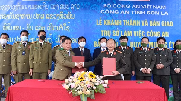 Công an Sơn La bàn giao nhà làm việc cho Công an nước bạn Lào