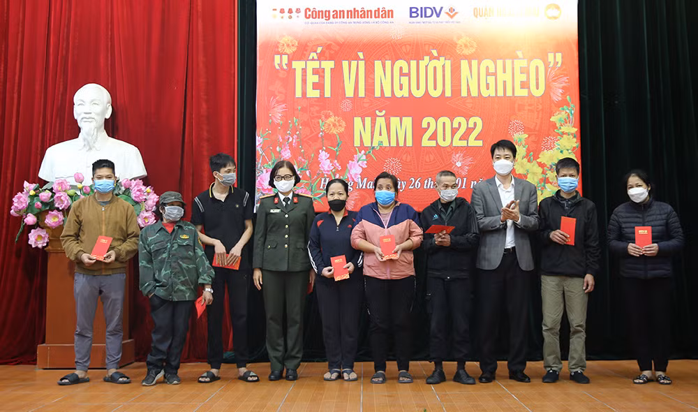 Ấm lòng bệnh nhân nặng và người dân khó khăn -0