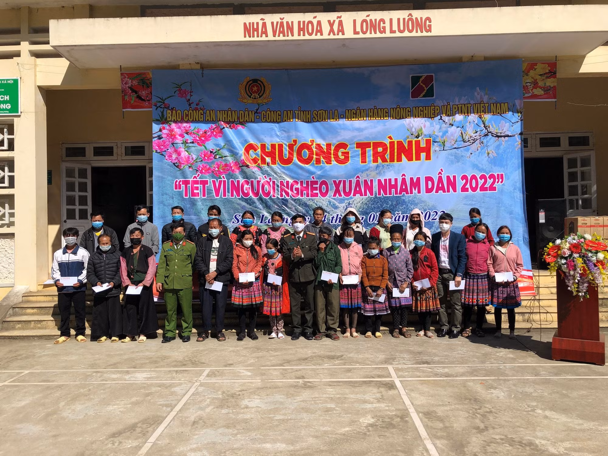 Báo CAND và Ngân hàng Agribank trao tặng người nghèo tỉnh Sơn La 200 suất quà Tết -0