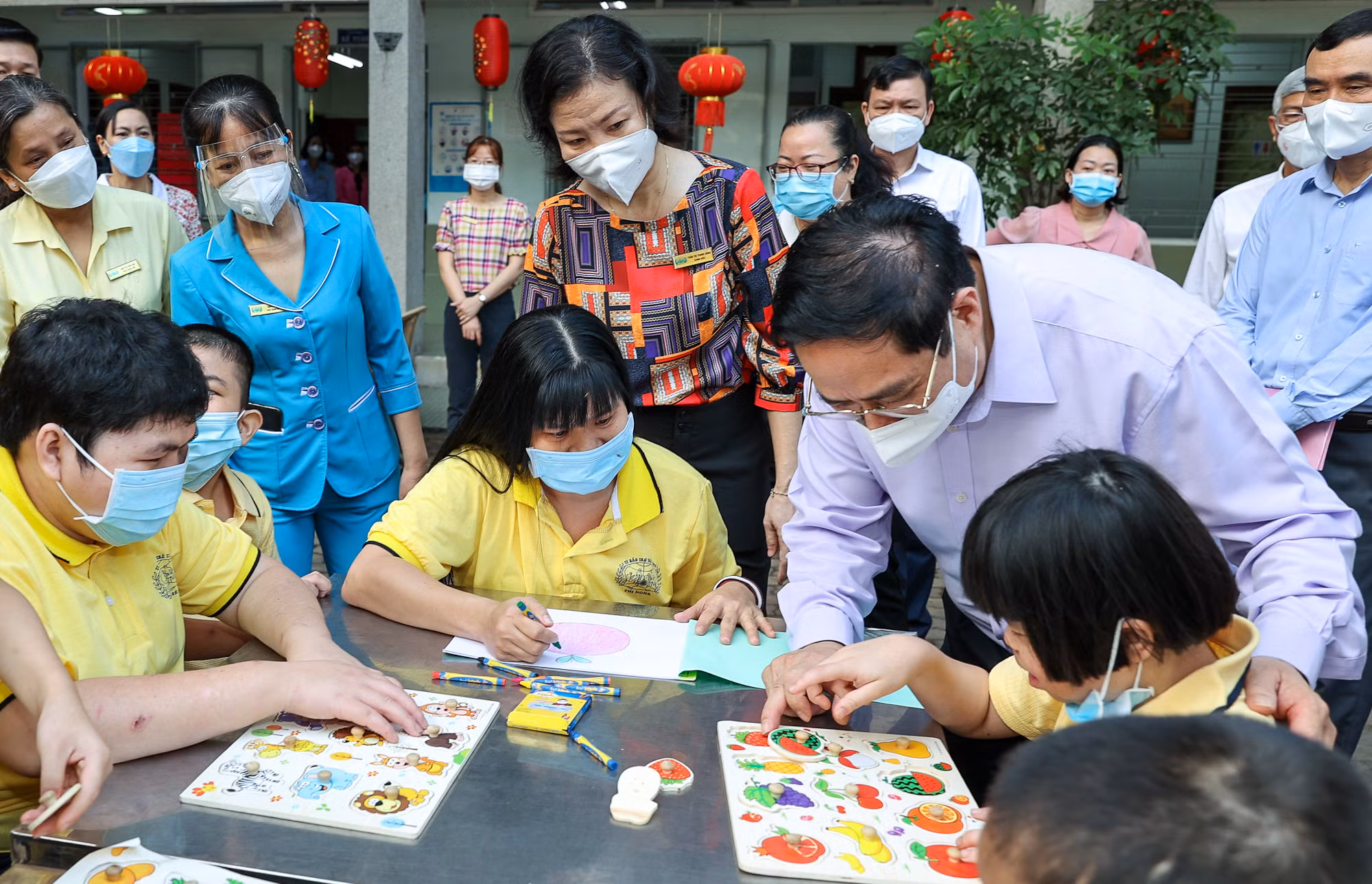 Thủ tướng Phạm Minh Chính: Chăm sóc các cháu tàn tật mồ côi tốt nhất có thể với tấm lòng của người mẹ, người cha -1