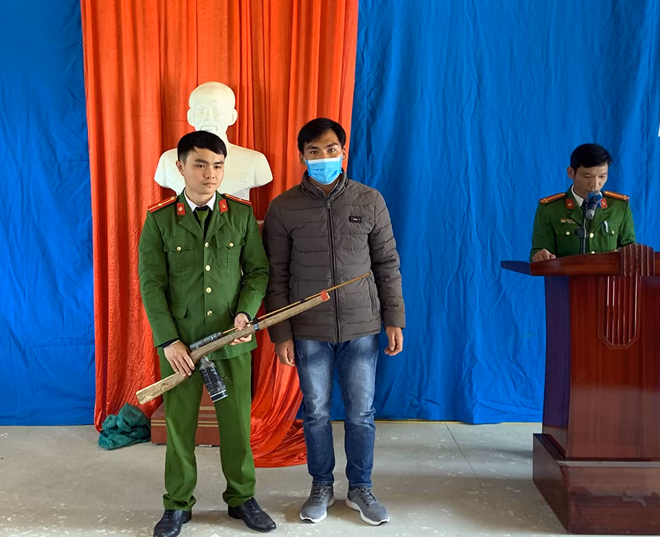 Thành viên Tổ tự quản bàn giao súng tự chế vận động, thu hồi trong Nhân dân cho Công an xã Hà Hiệu.