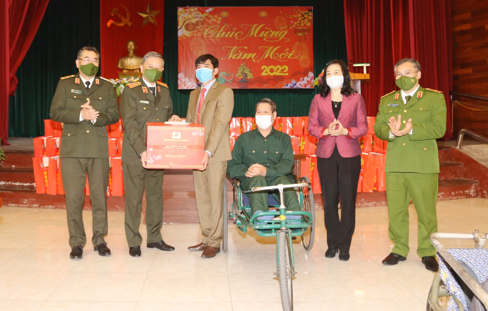 Lãnh đạo Bộ Công an thăm, tặng quà tại Trung tâm điều dưỡng thương binh Thuận Thành -0